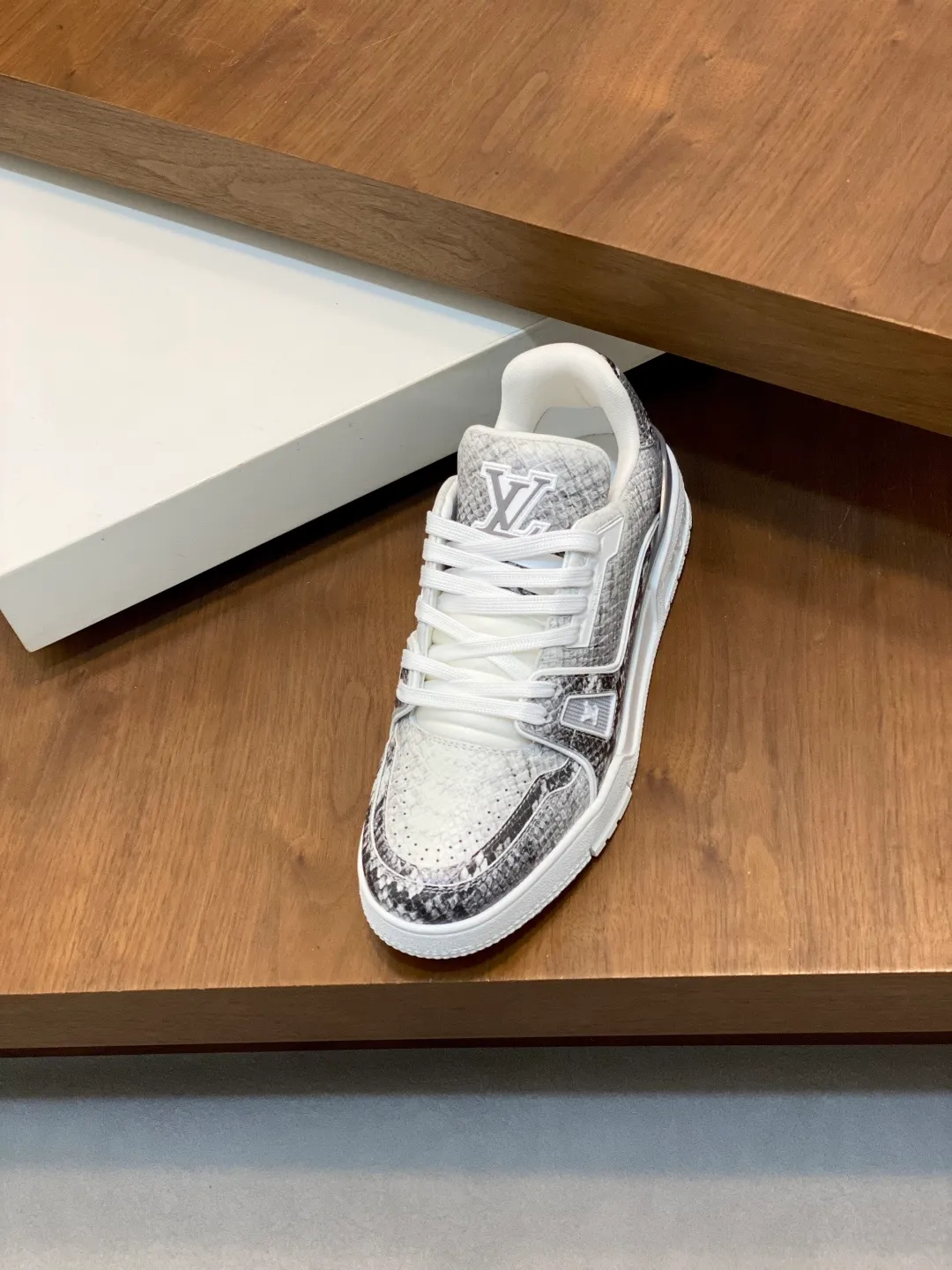 Men's Men's Shoes 💰860 LV TRAINER python pattern sneakers for men are shipped to the LV Vuitton World official website as an early version. They are made of gorgeous snakeskin pattern and smooth cow leather, showing the creative inspiration drawn by men's artistic director Virgil Abloh from retro basketball shoes. The handwritten Louis Vuitton logo is embossed to accentuate the complex structure of the upper. It is made of python textured leather and smooth calf leather. It is decorated with the handwritten Louis Vuitton logo and Vuitton logo on the side. The tongue is decorated with LV letters and the rear is decorated with the #54 logo. The classic rubber outsole is decorated with Monogram flowers. Needless to say, the comfort of Lujia's shoes is very masculine! Completely packaged! Size: 39-40-41-42-43-44 standard leather shoe size (38/45/46 can be customized and does not support returns)